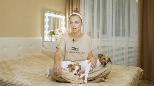 Я РЕШИЛА ОТУЧИТЬ СОБАК СПАТЬ СО МНОЙ В КРОВАТИ | Приучаем взрослую собаку к месту