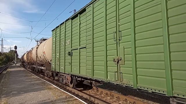 Электровоз ВЛ8м-338 с грузовым поездом смотреть онлайн