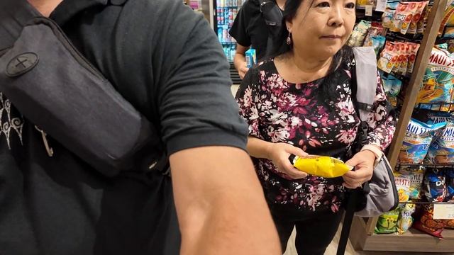 Waikiki at Night Walk Kalakaua Ave Hyatt Regency ABC Stores The Free Little Birds January 20, 2024 смотреть онлайн