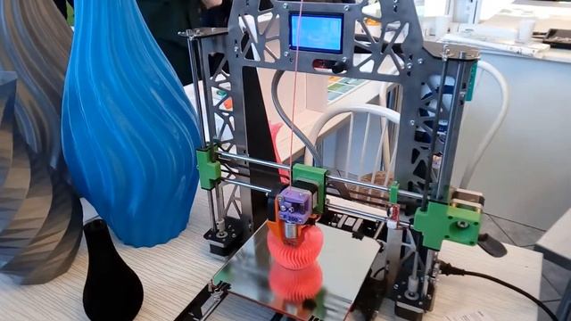 Работа 3D-принтера. Печать вазы. смотреть онлайн