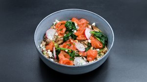 Овсяная каша со шпинатом, лососем и грибами.