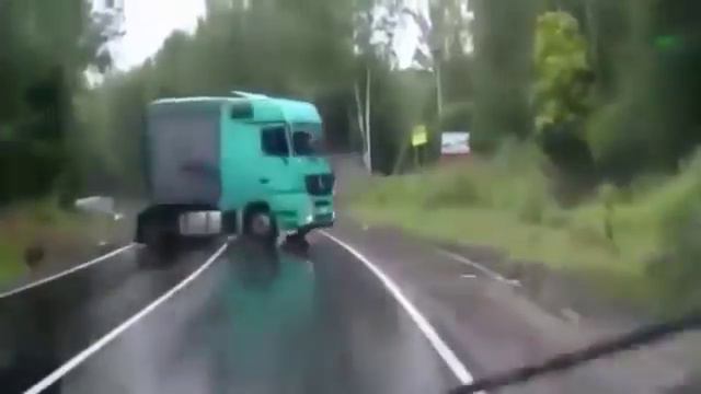 Занесло на мокрой дороге смотреть онлайн
