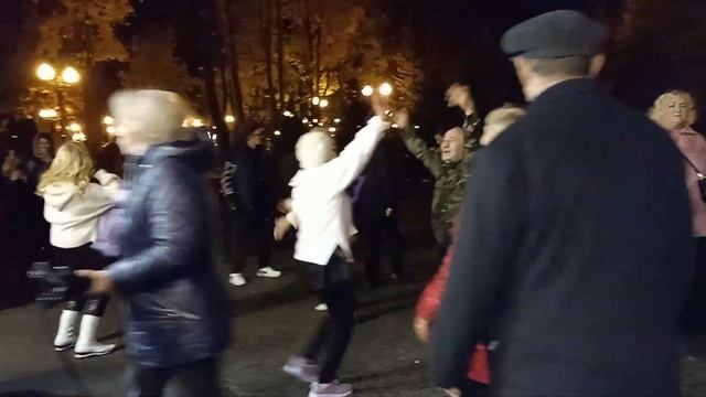 КАК ПО ПОЛЮ, ПОЛЮШКУ!??/ТАНЦЫ В ПАРКЕ ГОРЬКОГО ХАРЬКОВ ОКТЯБРЬ 2021 смотреть онлайн