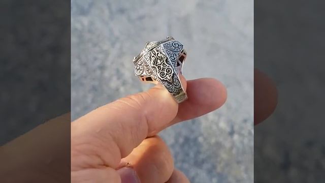 Мужская печатка с авторской гравировкой Натуральный камень Мистический топаз смотреть онлайн