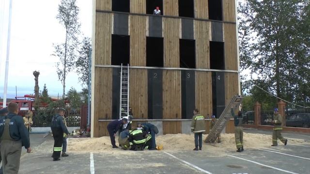 падение бойца с трехколенки нипочём (соревнования пожарных) Тюмень смотреть онлайн