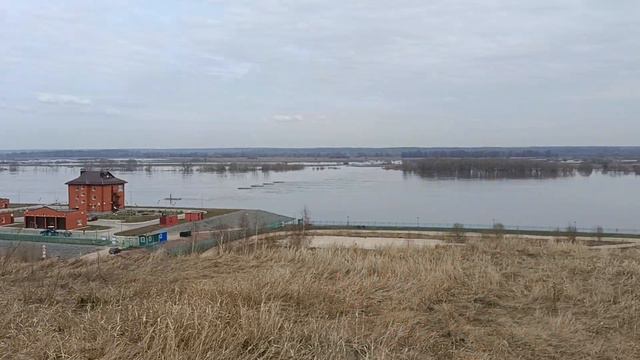 разлив оки, плотина в дер Аксёново. 9 Апр 2023. половодье переливает через шлюз смотреть онлайн