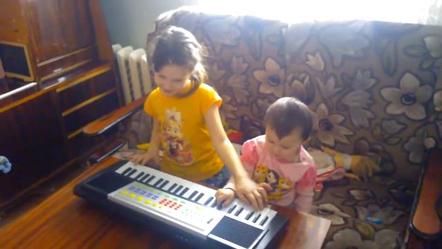 Игра в четыре руки))) Лапатульки маленькие))) смотреть онлайн