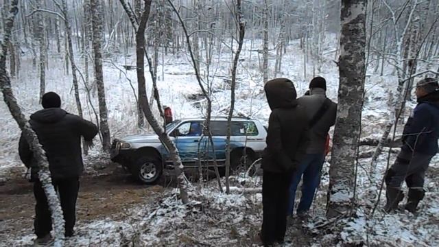 Old Nissan Patrol - Скользкий подъём все буксуют Патрол едет. смотреть онлайн