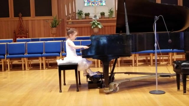 Beethoven Sonatina in F major - Sophia (age 4) смотреть онлайн