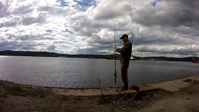 Копаем морских червей и на рыбалку. Морская рыбалка с берега. смотреть онлайн