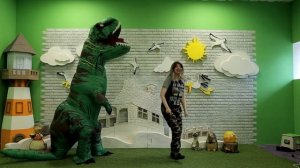 Динозавр танцует. Детская веселая песня с Дино