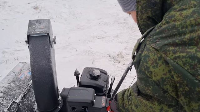 Теперь у нас есть снегоуборщик. Алена помогает убирать снег. Первая поломка.