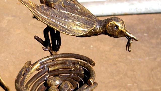 Кованое гнездо с яйцами и птица с червяком в клюве смотреть онлайн