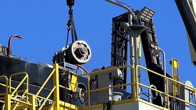 Dry Docking & Undocking the USACE Essayons смотреть онлайн