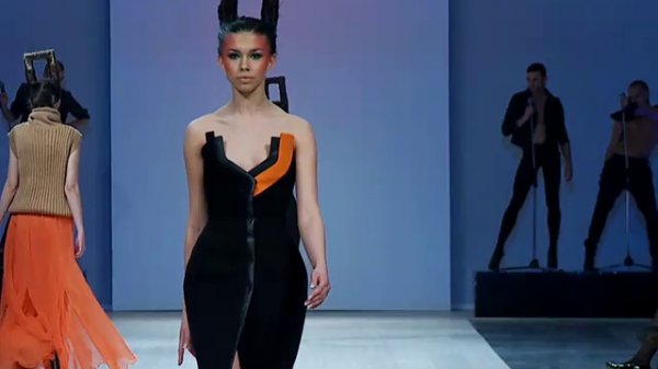 Показ моды с необычными костюмами 