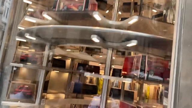 Ferrari Flagship Store Milan’s Model Vending Machine! смотреть онлайн