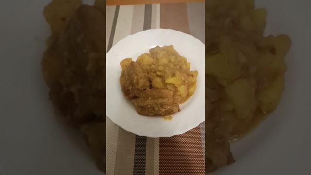 Тушёная картошка со свиными ребрами.