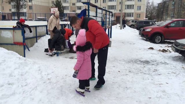 Первый раз на катке! Видео для детей. смотреть онлайн