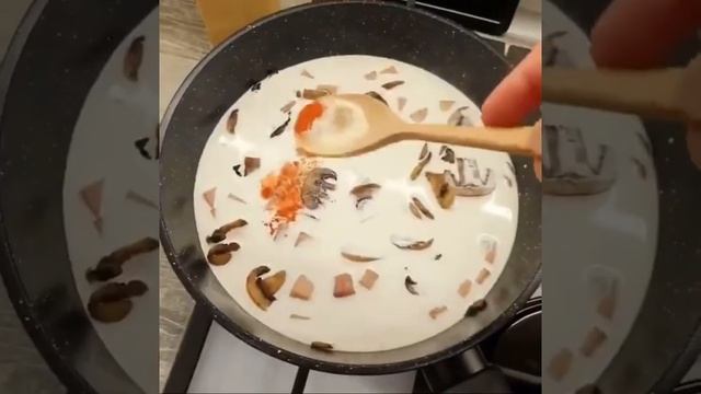 Рецепт Фетучини с курицей и грибами. Рецепт Спагетти с курицей и грибами в сливочном соусе. смотреть онлайн