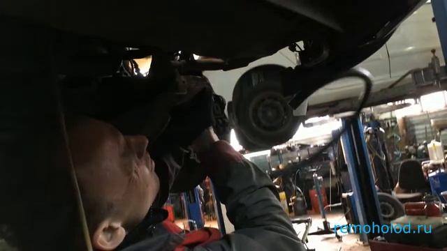 AUDI Q7, кондиционер сдулся! Ремонт трубок под левым крылом! смотреть онлайн