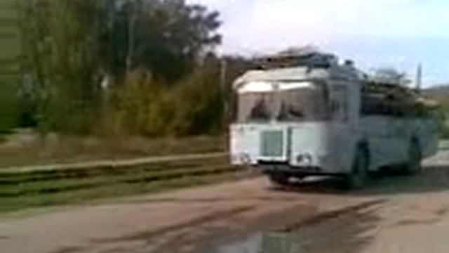 Грузовой троллейбус со спущенными штангами смотреть онлайн