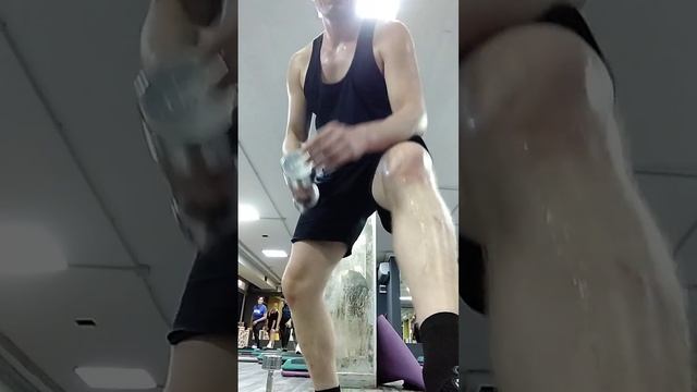 Упражнения с гантелями. Гантели. Фитнес. Силовая тренировка. Развитие выносливости. Приседания. Тяг смотреть онлайн