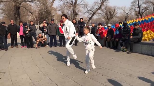 ?Jilin Beishan?Dandan ?and Her Daughter Have A ?beautiful Shuffle Dance?Music You Are My Man?