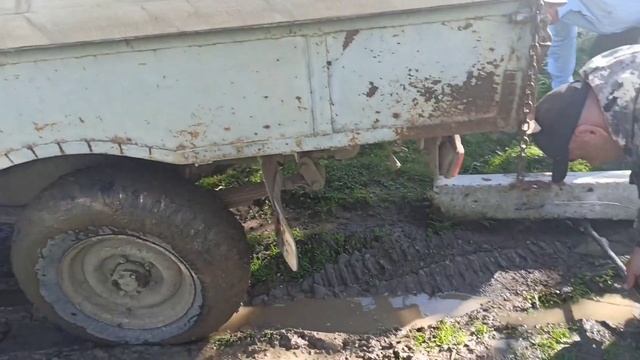 УаЗ 469 переделанный в бортовой тащит груз. смотреть онлайн