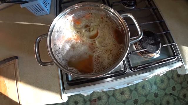 Как сварить куриный бульон с лапшой от простуды - простой рецепт супа из курицы смотреть онлайн