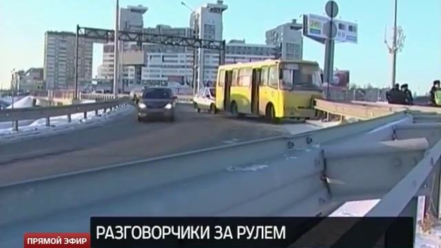 В Екатеринбурге автобус с пассажирами напоролся на металлическое ограждение смотреть онлайн