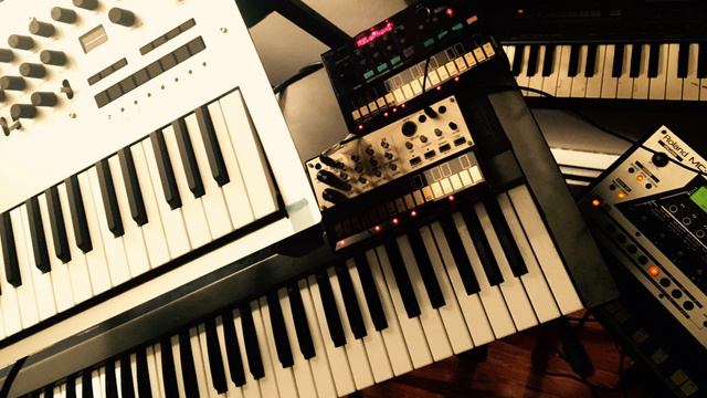Korg Minilogue VS Roland JX-8P (Analog Polysynths - 2016, 1985) смотреть онлайн
