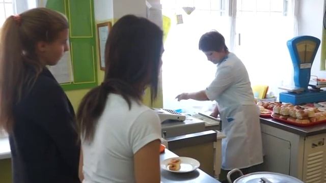 Прокормить порядка 300 детей. Как с этим справляются работники столовой школы № 19? смотреть онлайн