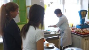 Прокормить порядка 300 детей. Как с этим справляются работники столовой школы № 19?