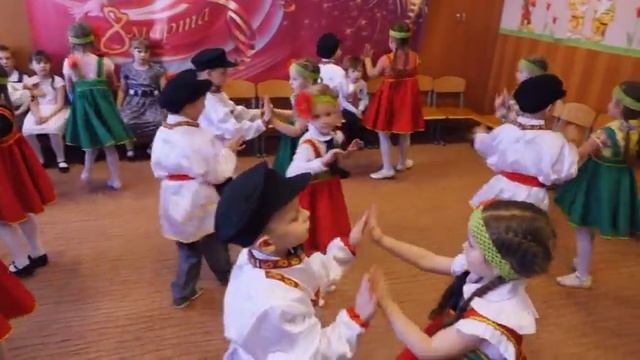 Маков цвет- танец для мам на 8 марта в детской студии" Ладушки." смотреть онлайн