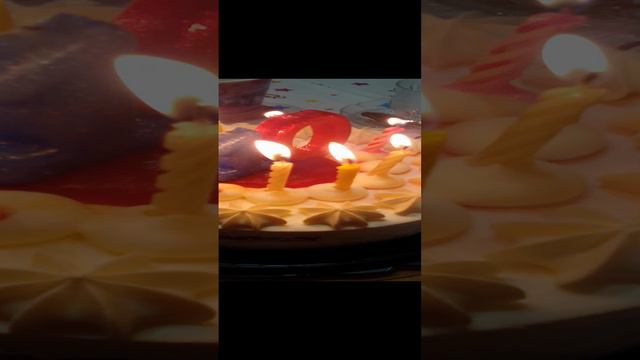 задуваю свечки на торте #shorts