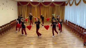 Коллектив «Светлячок»                                         Танец - «Спасибо, мамы!»