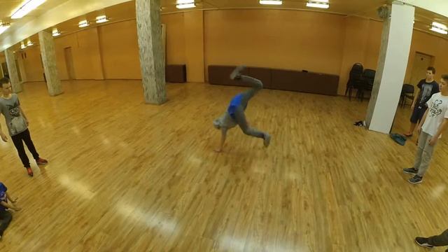 школа брэйк-данса "Душевный Круг" Дк Балашиха . Малой практикует powermove смотреть онлайн