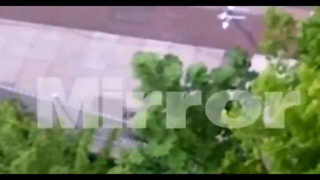 FULL RAW Woolwich Attack Video of Blade-wielding Michael Adebolajo Charging at Police Car смотреть онлайн