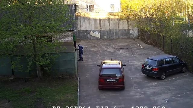 Цветная уличная 1.3-мегапиксельная IP видеокамера со встроенным прожектором. смотреть онлайн