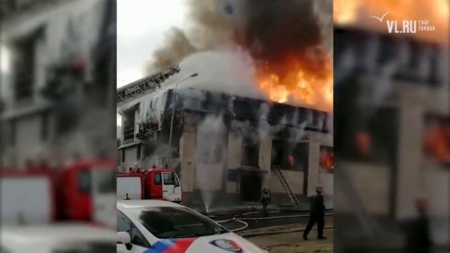 Во Владивостоке горит ресторан «Небесный замок» смотреть онлайн