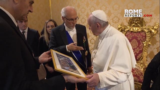 New Brazilian ambassador hands credentials over to pope смотреть онлайн