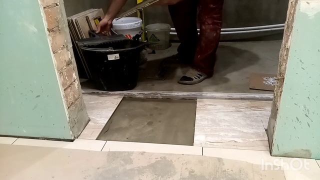 Укладка керамогранита на пол. Первый ряд керамогранита на пол. смотреть онлайн