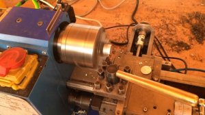 Отрезаем дюральку на настольном Китайском токарном станке.