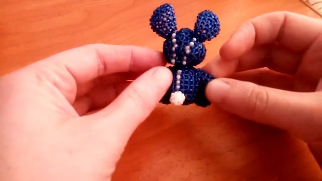 Зайчик из бисера синий с белыми полосками смотреть онлайн