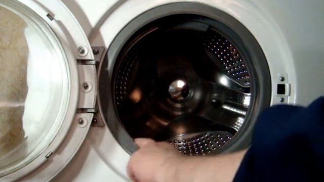 Течет из под люка стиральной машины. Вы будете удивлены использованием этого обычного средства смотреть онлайн