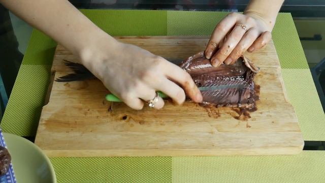 Филе сельди без костей / Как быстро почистить и разобрать селедку смотреть онлайн