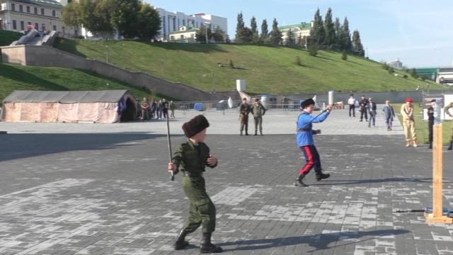 Юные казаки показывают навыки фланкировки смотреть онлайн