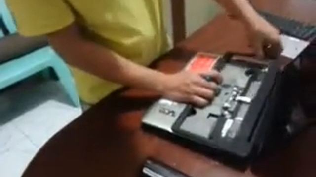 DISASSEMBLING COMPAQ PRESARIO CQ40 LAPTOP смотреть онлайн