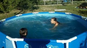Купаемся в бассейне