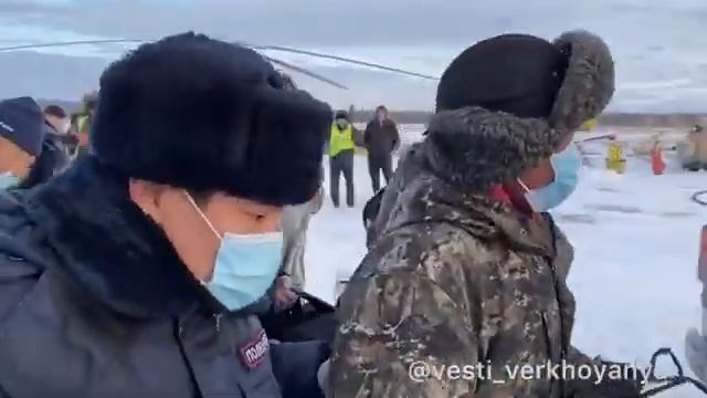 Вертолет МИ-8 доставил выжившего оленевода в посёлок Батагай смотреть онлайн